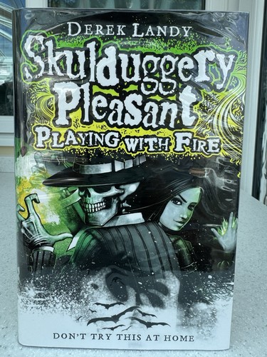 Derek landy skulduggery - derek,