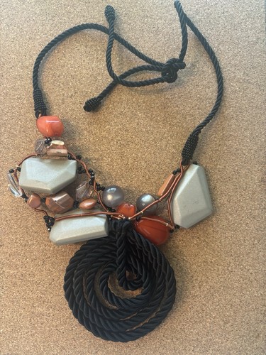 Collana pietra corda - e,