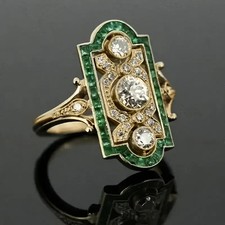 ANELLO EDWARDIAN AGE IN ORO GIALLO 18 KT. TIT. 750 CON SMERALDI E DIAMANTI.