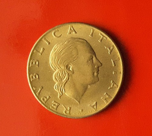 200 lire 1981 - errore, collo