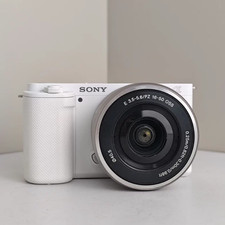 Kit obiettivo Sony Alpha ZVE10 bianco 4K mirrorless 16-50mm batteria testato Pro Vlog