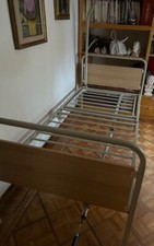 Letto ortopedico a schienale reclinabile + asta e maniglia sollevamento malati. 