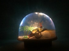 PALLA NEVE GLITTER IN PLASTICA SCI D'ACQUA CON MOTOSCAFO CON LUCE*NOTE IN FONDO*