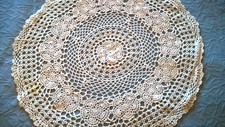 SPLENDIDO CENTRINO UNCINETTO  a  MANO   AVANA BIANCO   Diam. cm 30   COME NUOVO