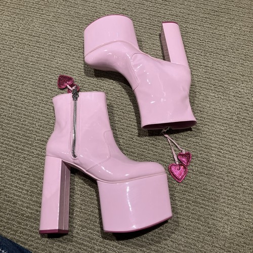 Light pink heart platform