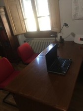  Bellissima scrivania  in legno massello con cassettiera e tre poltrone