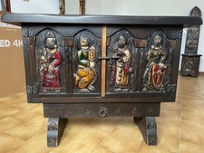 Mobiletto in legno intarsiato con personaggi medievali in stile rustico spagnolo