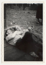 2 hommes allongés amusés flou, repos des rois fénéants mot - Photo snapshot 1953
