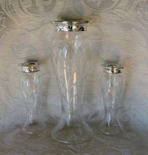 Set di tre vasi in posa in vetro tagliato e argento massiccio, Londra 1926 di D&Co Ltd