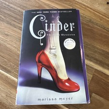 Cinder : Book One of the Lunar