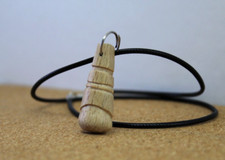 collana ciondolo legno fatto a mano TOTEM A GOCCIA unico 3,5x1,5x0,5 cm