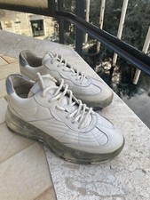 scarpe in pelle bianca con plateau trasparente