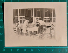 PHOTO WOMEN SEA TABLE DRESSED