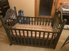 lettino bambino Marca MIBB in Legno con sponde scorrevoli con materassino.