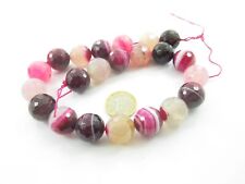 una pietra di agata striata fucsia porpora sfaccettata  18 mm