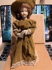 Bambola in porcellana con abito in velluto verde cm 23. BELLISSIMA