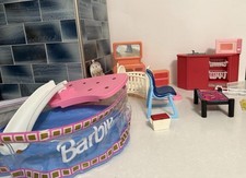 Lotto scivolo piscina barbie vintage rosa cucina microonde culla sedia tavolo refrigeratore