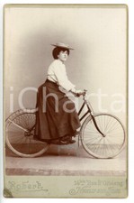 1910 ca NEUILLY-SUR-SEINE Giovane donna posa su una bicicletta - Foto ROBERT