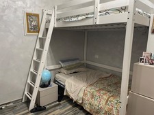 Letto  a Soppalco ikea di colore bianco in legno 