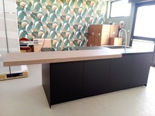 Isola cucina nera opaca + piano snack COPATLIFE + piano a induzione NEFF