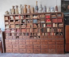 antico mobile da farmacia con cassetti e scomparti