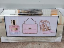 Tacchi rosa, bottiglia, borsa