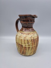 Una brocca di ceramica da