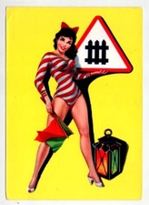 Cartolina illustrata pin-up segnali stradali PASSAGGIO A LIVELLO CON BARRIERE.