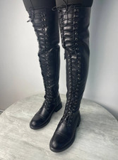 Stivali stringati sopra il