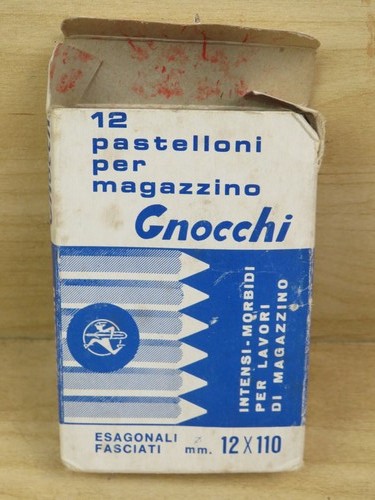 Vecchia scatola con pastelli - con,