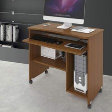 Scrivania ufficio computer con