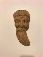 Viso d'uomo scolpito in legno