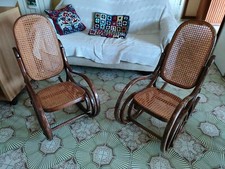 Coppia di sedie a dondolo stile Thonet in legno curvato e paglia di Vienna