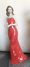 NAO  art  figurine statuina 30 cm . Woman in Red . Intatta in  imballo.