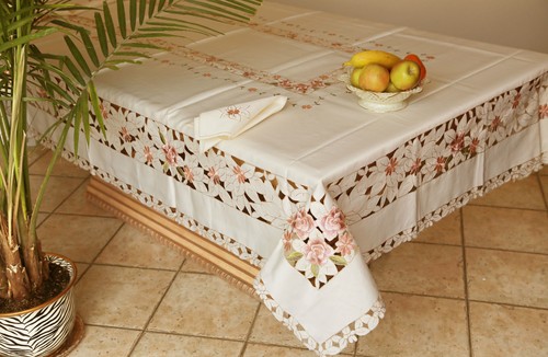 Tovaglia rosa vintage ricamata