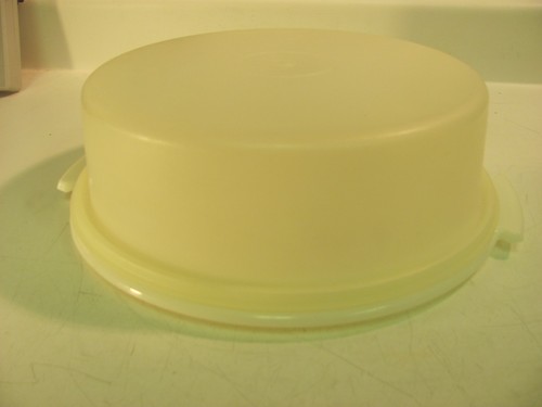 Vintage tupperware pie - 9",