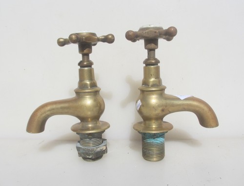 Grande antico rubinetto ottone