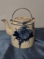 Antica teiera cinese in porcellana