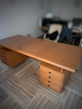 Scrivania Da Ufficio Con Cassetti Laterali.