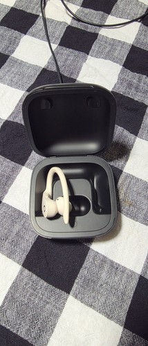 Powerbeats pro beats - by, dr