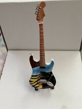 Chitarra in miniatura di Erik