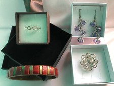 lotto Bigiotteria: bracciale rigido - orecchini - anello fiore - anello infinity