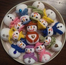 Pupazzo di neve  decorato fatto a mano ad uncinetto. Da appendere. Snowman NUOVO