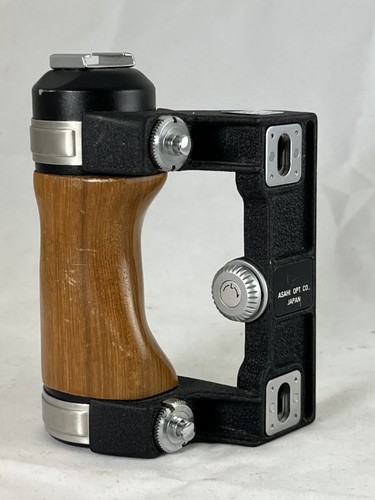 Pentax 6x7 hand grip - hand,