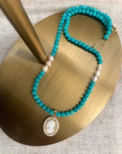 Collana con perle di fiume naturali e turchesi,  cameo sintetico 
