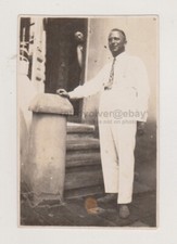 Tuta bianca uomo posa per foto