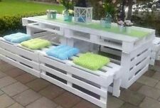 Tavoli con panche in legno con