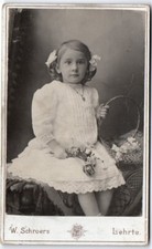 CDV del 1900 bambino con cesto di fiori e bouquet studio W. Schroers Lehrte
