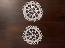 Lotto di 2 centrini vintage realizzati a mano - bianco - diametro 9,5 centimetri