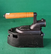 ANTICO FERRO DA STIRO GHISA FERRO MANICO LEGNO A CARBONE LA SARTOTECNICA. CK53